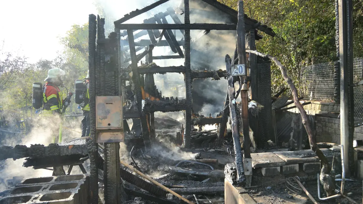 Zi einem Vollbrand einer Gartenhuette kam es am Montagnachmittag in Herrenberg. Nach ersten Informationen der Feuerwehr brannte das Gartenhaus lichterloh beim Eintreffen der ersten Einsatzkraefte. Nachdem eine schwer Verletzte Person dem Rettungsdienst uebergeben wurde wurde umgehend die Brandbekaempfung eingeleitet. Das Gartenhaus wurde trotzdem ein Raub der Flammen. Auf dem Grundstueck befanden sich auch zwei Gasflaschen.