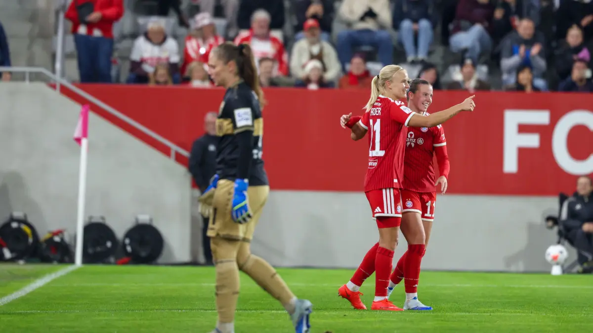 GER, FC Bayern Muenchen vs. VfB Stuttgart, Fussball, Google Pixel Frauen-Bundesliga, 7. Spieltag, Saison 2026/2027, 19.10.2026: Jubel zum Tor zum 4;0 durch Pernille Harder (FC Bayern Muenchen, #21), mit Sarah Mattner (FC Bayern Muenchen, #11) und Laura Giuliani (VfB Stuttgart, #01),
GER, FC Bayern Muenchen vs. VfB Stuttgart, Fussball, Google Pixel Frauen-Bundesliga, 7. Spieltag, Saison 2026/2027, 19.10.2026,
DFL DFB REGULATIONS PROHIBIT ANY USE OF PHOTOGRAPHS as IMAGE SEQUENCES and or QUASI-VIDEO,
Foto: Eibner-Pressefoto/Jenni Maul