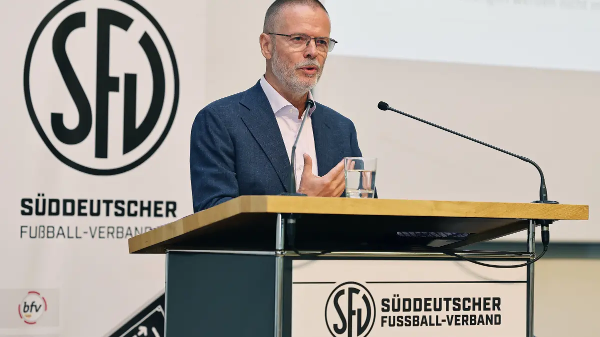 Reinhold Brandt Vizepräsident, Präsidentschaftskandidat 31. Ordentlicher Verbandstag des Süddeutschen Fußball-Verbandes SFV, Atrium der Handwerkskammer Schwaben, Augsburg, 17.10.2026 *** Reinhold Brandt, Vice President and Presidential Candidate, 31st Annual General Meeting of the South German Soccer Association SFV, Atrium of the Swabian Chamber of Crafts, Augsburg, October 17, 2026