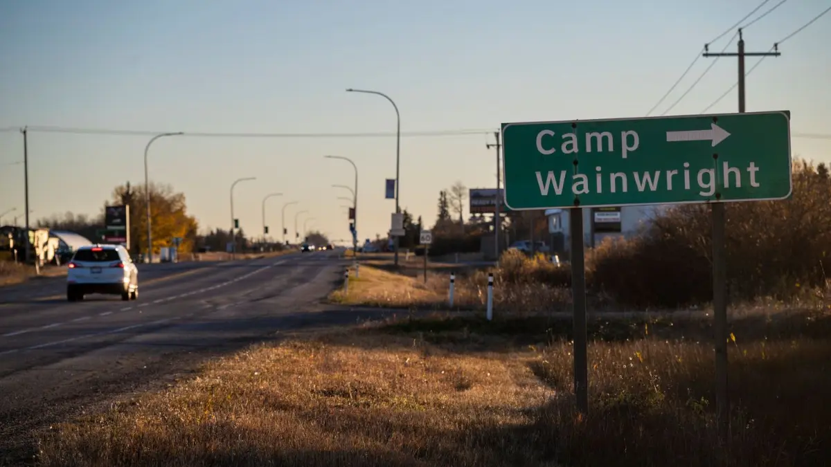 Ein Straßenschild weist auf das Camp Wainwright hin. Bei einem Brand auf dem Militärstützpunkt Wainwright in Kanada sind nach Angaben von Premierminister Mark Carney vier Menschen gestorben. Dutzende hätten schwere Verletzungen erlitten, sagte Carney.
