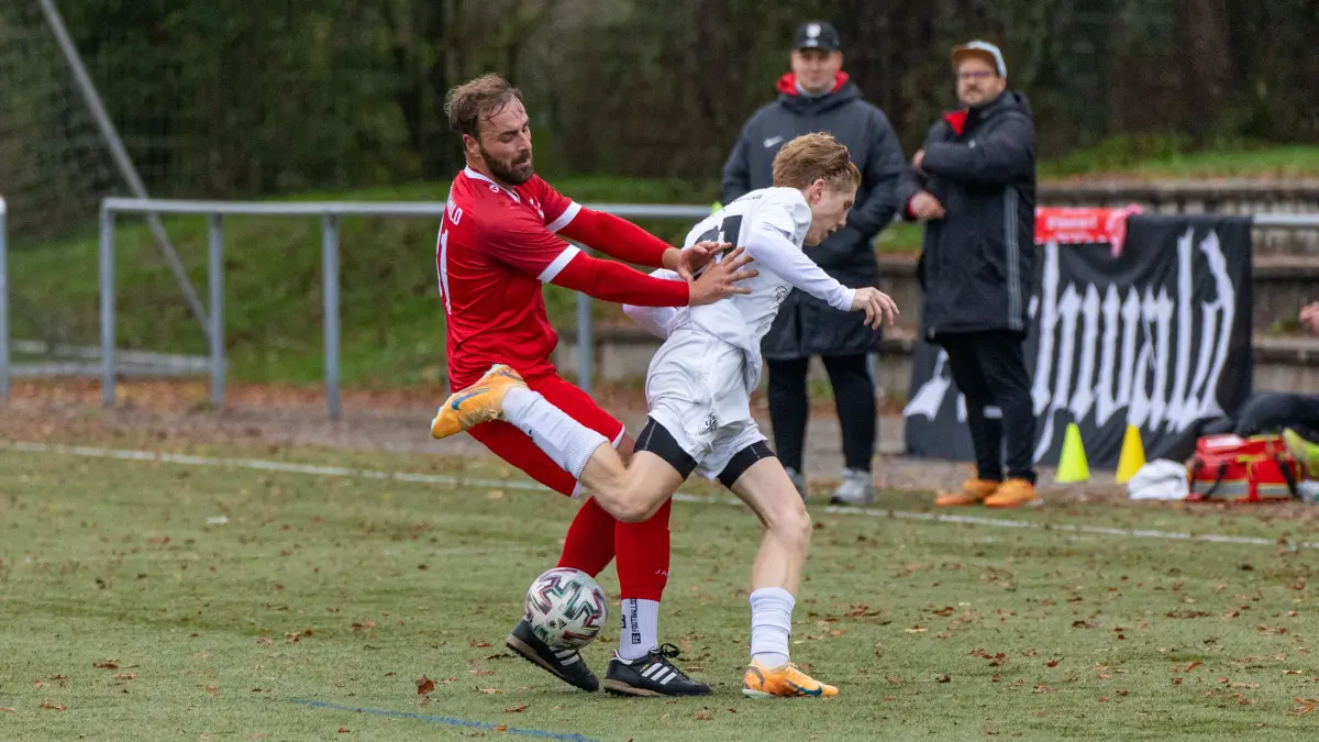 So sieht Abstiegskampf aus: Aichwalds Fabian Müller (links) packt so, Luka Exner vom VfBOEZ kämpft mit dem Gleichgewicht.