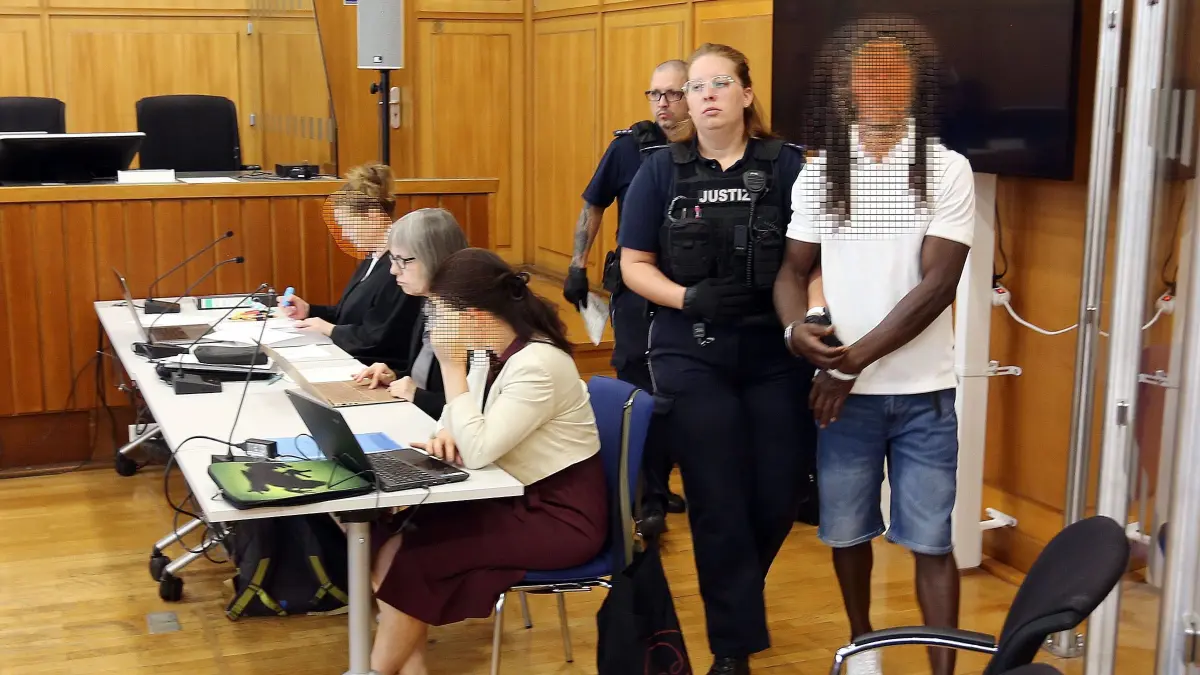 Landgericht Heilbronn, 1. Schwurgerichtskammer, Prozess wegen versuchten Totschlags durch Messerstecherei in Vaihingen, Neue Gasse, Spitalstraße, beim Stadtarchiv, Angeklagter wird in den Sitzungssaal geführt, Prozess, Verhandlung, Gericht, Anklage, Urteil