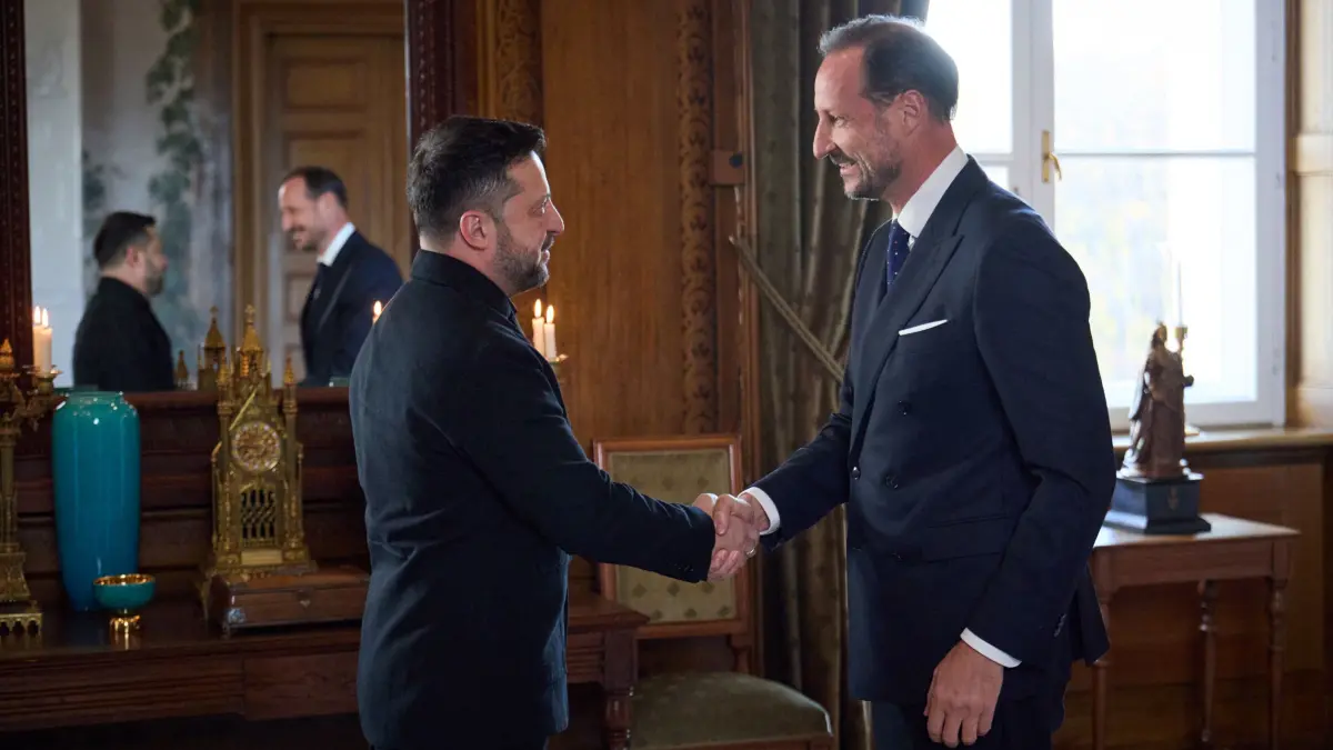 NORWAY-UKRAINE-DIPLOMACY-ROYALS: In this handout photograph taken and released by the Ukrainian Presidential Press Service on October 20, 2026, King Haakon VIII of Norway (R) welcomes Ukraine's President Volodymyr Zelensky (L) prior to their talks at the Royal Palace in Oslo. Ukraine's President Volodymyr Zelensky arrived in Oslo on October 20, 2026 for talks with top US envoys in a bid to get strained relations with Washington "on a more constructive path", Oslo said. (Photo by Handout / UKRAINIAN PRESIDENTIAL PRESS SERVICE / AFP) / RESTRICTED TO EDITORIAL USE - MANDATORY CREDIT "AFP PHOTO / UKRAINIAN PRESIDENTIAL PRESS SERVICE" - HANDOUT - NO MARKETING NO ADVERTISING CAMPAIGNS - DISTRIBUTED AS A SERVICE TO CLIENTS - AFP CANNOT INDEPENDENTLY VERIFY THE AUTHENTICITY OR LOCATION, DATE, AND CONTENT OF THESE IMAGES /