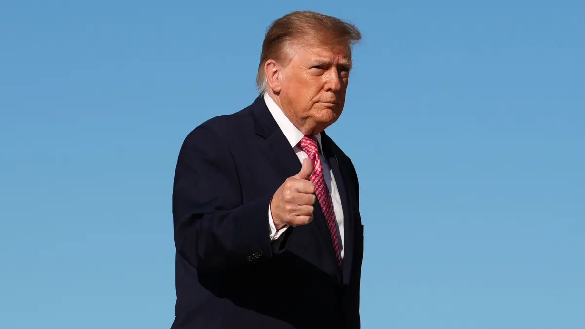 US-Präsident Trump: US-Präsident Donald Trump geht auf der Joint Base Andrews in Maryland zur Air Force One. (zu dpa: «Trump bereit zu Dreier-Treffen mit Putin und Xi»)