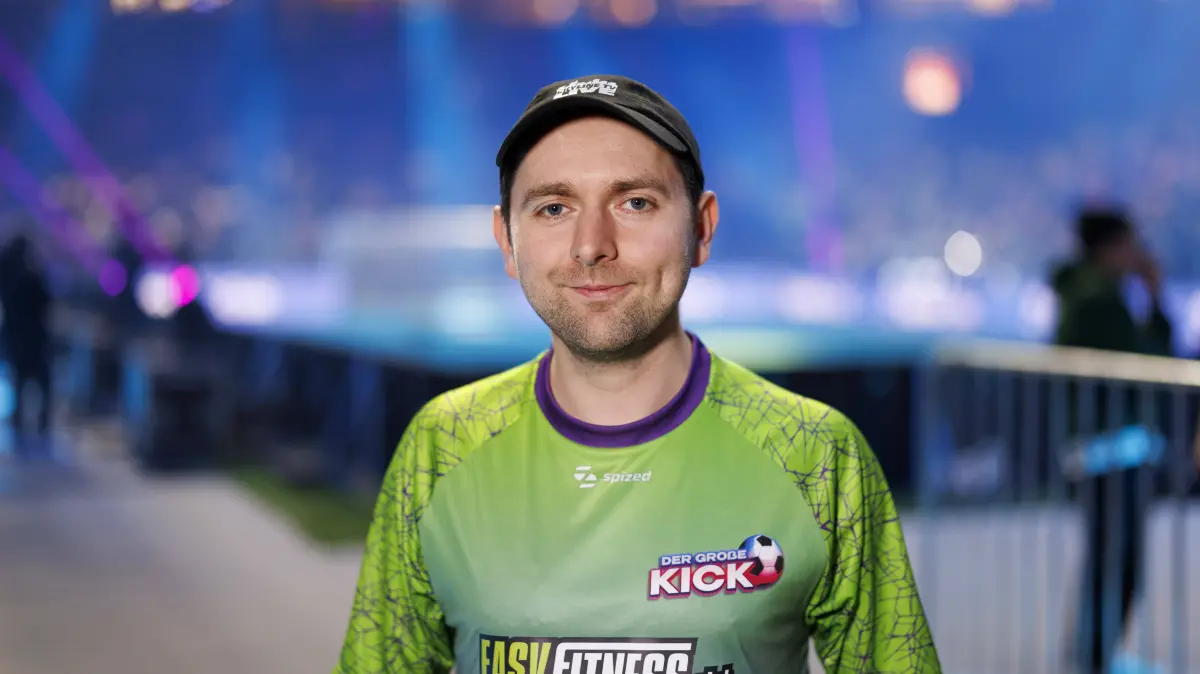Twitch-Streamer Adam Wolke Skyline TV beim Joyn Live-Event Fußballtunier Der große Kick in der Lanxess-Arena. Köln, 29.12.2022 NRW Deutschland *** Twitch Streamer Adam Wolke Skyline TV at Joyn Live Event Football Tournament The Big Kick at Lanxess Arena Cologne, 29 12 2022 NRW Germany Copyright: xChristophxHardtx