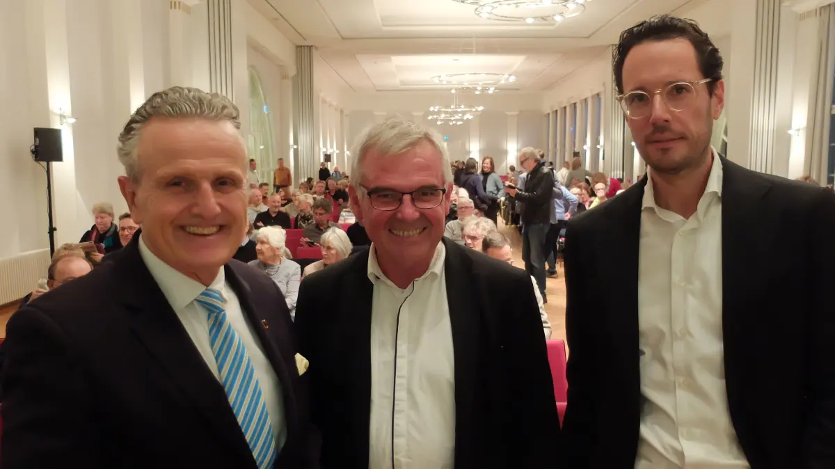 Einwohnerversammlung im Großen Kursaal in Bad Cannstatt mit Oberbürgermeister Frank Nopper, Bezirksvorsteher Bernd-Marcel Löffler, Bürgermeister Fabian Mayer (v.li.) Sie und weiteren Bürgermeister antworteten auf Fragen der Bürger.