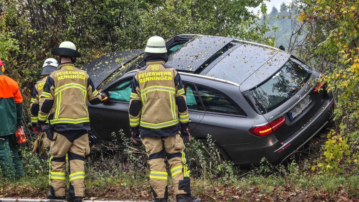 Renningen: Mercedes fliegt aus der Kurve und landet im Gestruepp: Mutmasslich aufgrund nicht angepasster Geschwindigkeit kam es am Dienstagvormittag in Renningen zu einem Verkehrsunfall.<br />
<br />
Nach ersten Informationen war ein Mercedes auf der Rutesheimer Strasse in Richtung Ortsausgang unterwegs. In einer Linkskurve verlor der Fahrer mutmasslich aufgrund ueberhoehter Geschwindigkeit die Kontrolle ueber das Fahrzeug. Der Mercedes kam daraufhin von der Fahrbahn ab und landete im angrenzenden Gestruepp.<br />
<br />
Die beiden Insassen konnten sich selbststaendig aus dem Fahrzeug befreien. Beide wurden bei dem Unfall leicht verletzt und zur weiteren medizinischen Versorgung mit dem Rettungsdienst in ein Krankenhaus gebracht.<br />
<br />
Die alarmierte Feuerwehr verschaffte sich Zugang zum Fahrzeug. Anschliessend zog ein Abschleppunternehmen den Mercedes aus dem Gestruepp und schleppte ihn ab.<br />
<br />
Waehrend der Unfallaufnahme und der Bergungsarbeiten musste die Rutesheimer Strasse vollstaendig gesperrt werden.<br />
<br />
Die genaue Unfallursache ist Gegenstand der weiteren Ermittlungen.