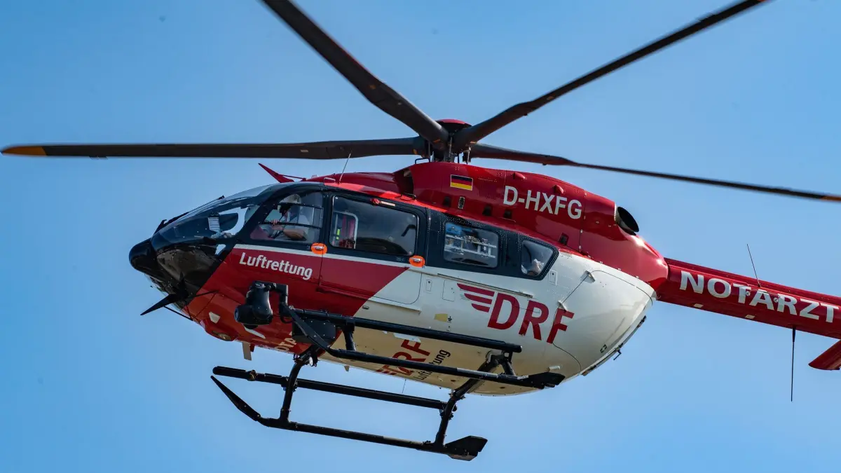 Rettungshubschrauber: ARCHIV - 27.05.2023, Mecklenburg-Vorpommern, Greifswald: Der Rettungshubschrauber vom Typ H145 mit der Kennung D-HXFG der Deutschen Rettungsflugwacht (DRF) fliegt über der Greifswalder DRF-Station. (zu dpa: «Frontalzusammenstoß auf B96: Beide Fahrer schwerstverletzt») Foto: Stefan Sauer/dpa +++ dpa-Bildfunk +++