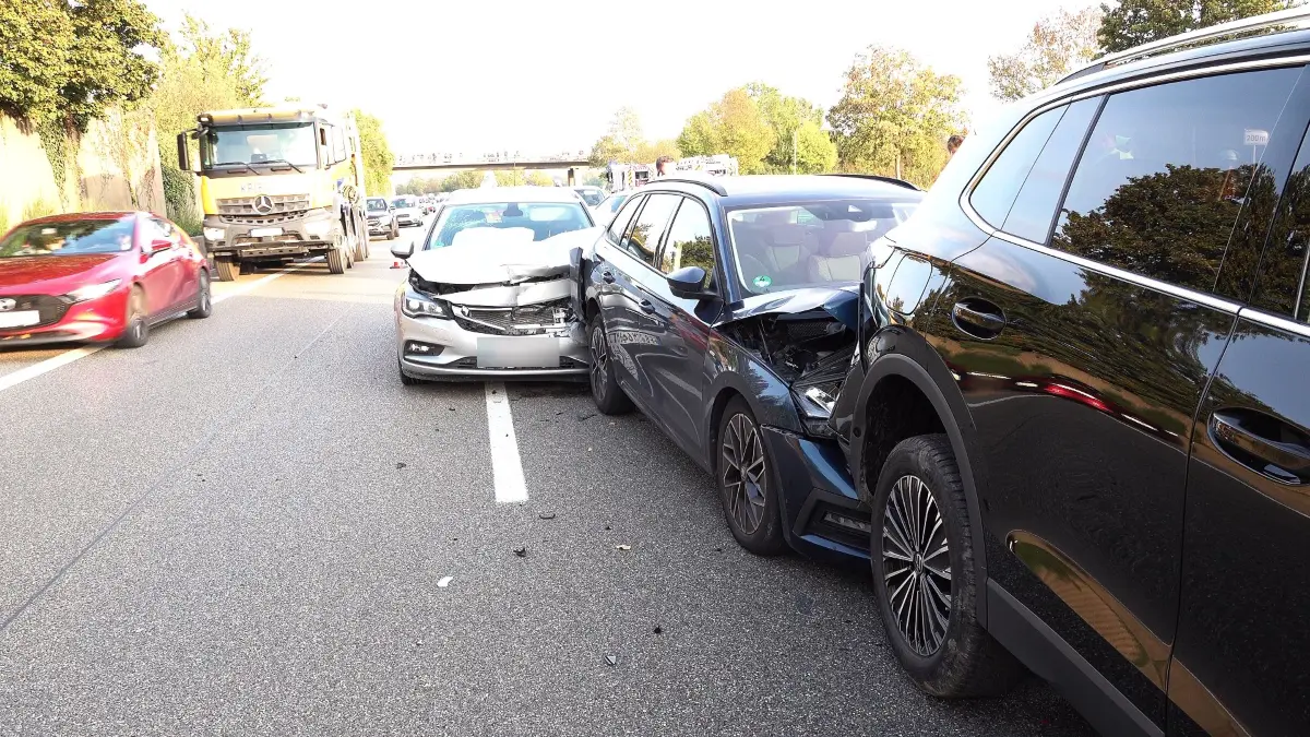 Mehrere Autos sind auf der B29 bei Remshalden zusammengestoßen.