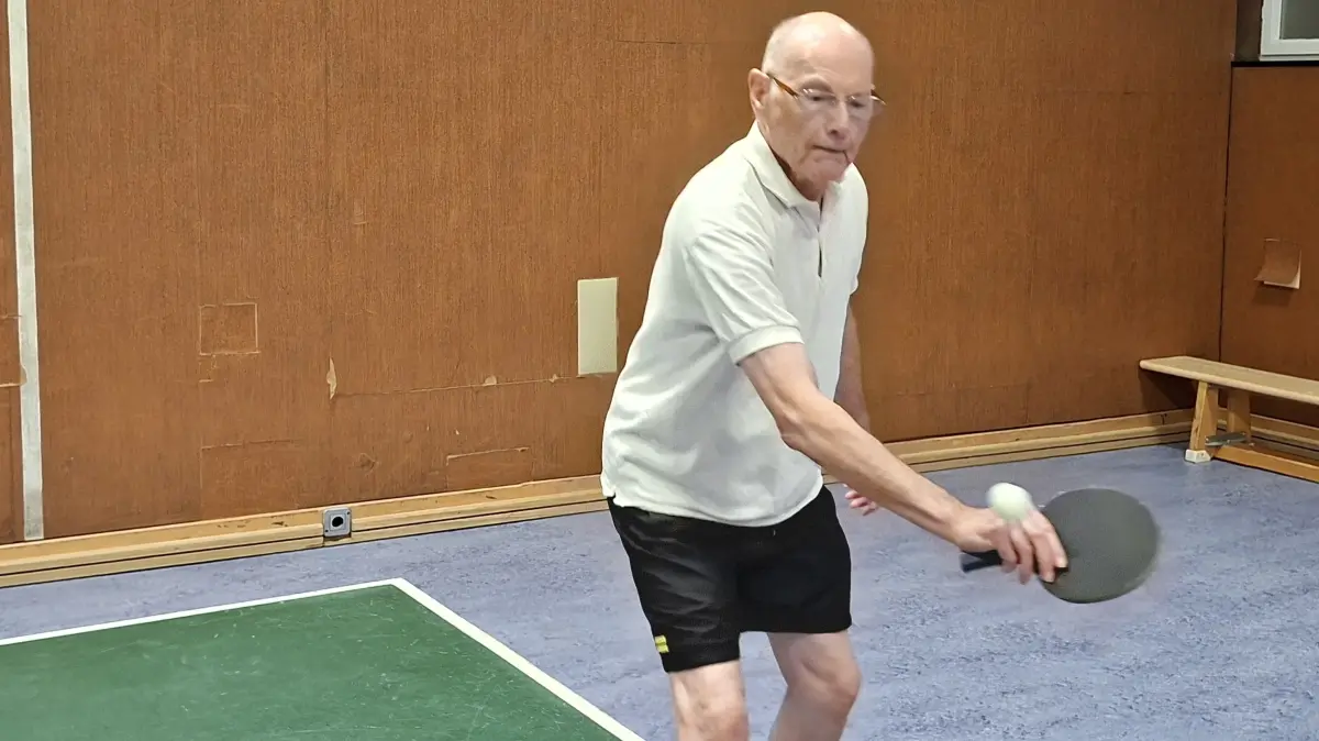 Alois Kappus steht mit 90 Jahren noch regelmäßig an der Tischtennisplatte