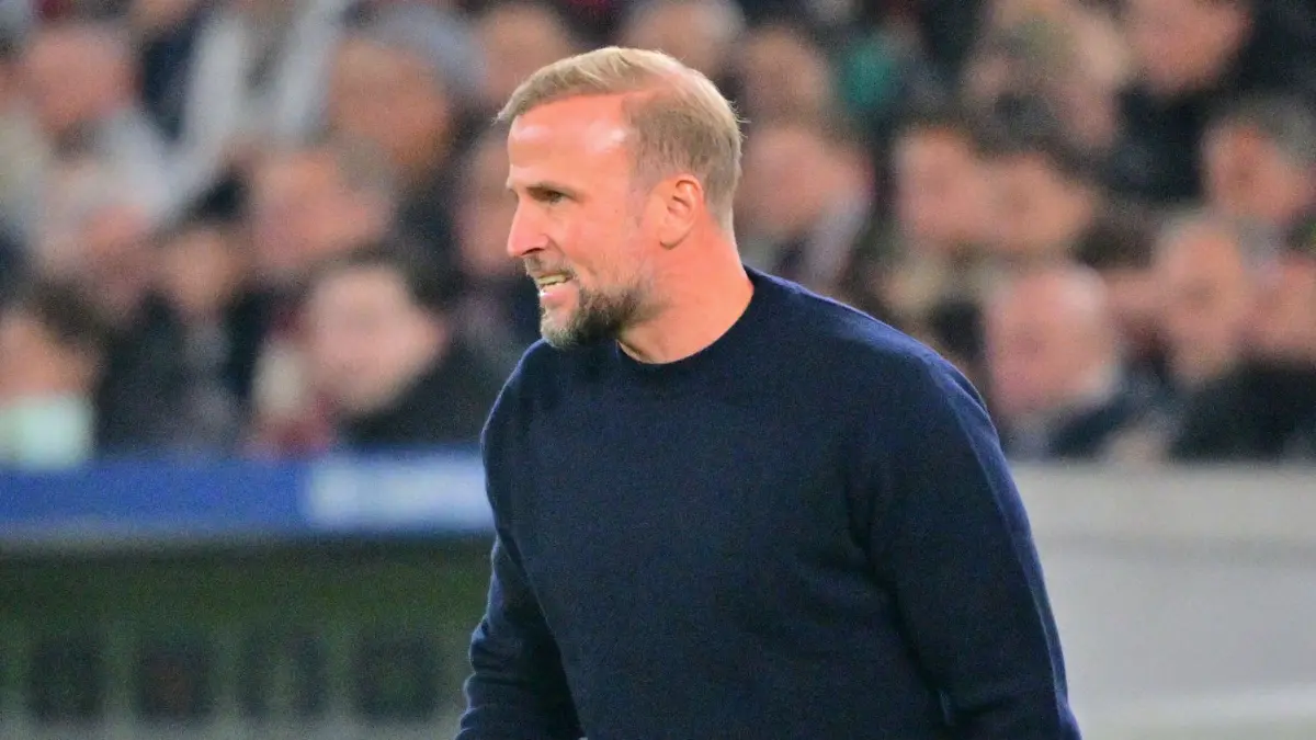 VfB Stuttgart - Atlético Madrid: 20.10.2026, Baden-Württemberg, Stuttgart: Fußball, Männer: Champions League, VfB Stuttgart - Atlético Madrid, Vorrunde, 3. Spieltag in der MHPArena: Trainer Sebastian Hoeneß (VfB Stuttgart) verfolgt das Spiel. Foto: Jan-Philipp Strobel/dpa +++ dpa-Bildfunk +++