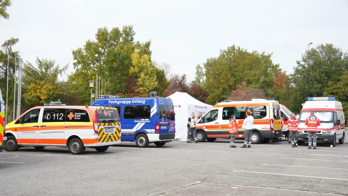 Seit heute morgen ist die Polizei auf der Suche nach einet aelteren Dame die aus ihrem haeuslichen Umfeld vermisst wird. Am Vormittag verlief die Suche mittels Polizeihubschbrauber und Mantrailer der Polizei erfolglos. Seit dem Mittag sind nun mehrere Rettungshundestaffeln sowie Drohnengruppen aus dem Landkreis Boeblingen und den umliegenden Landkreisen unterwegs um nach der Dame zu Suche