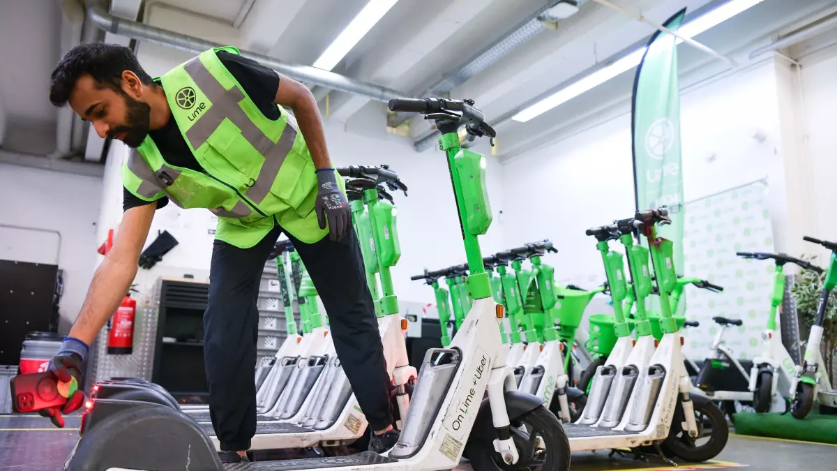 Lime, Leih-E-Scooter : Stuttgart, Wie alt wird ein Leih-E-Scooter in Stuttgart und wie viele Kilometer spult er ab? Vier Jahre, 3000 Fahrten und 5000 Kilometer. Wir schauen in der Lime-Werkstatt in Stuttgart-Möhringen den Mechanikern über die Schulter.