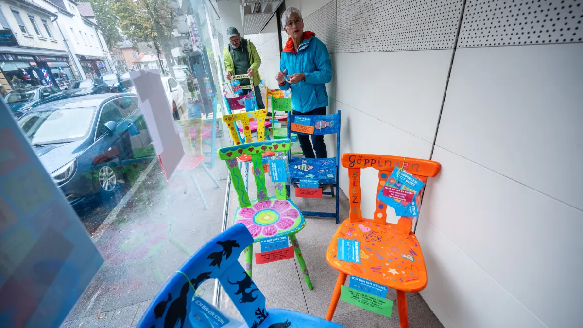 Gute Taten: Bunte Stühle werden ins Schaufenster gestellt zum Verkauf