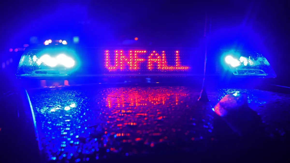 Unfall: "Unfall" in roten LED-Leuchtbuchstaben steht zwischen zwei Blaulichtern auf dem Dach eines Polizeiwagens. (zu dpa: «Zug rammt Transporter in Schwaben - Strecke gesperrt»)