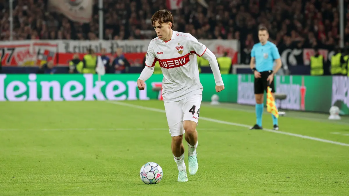 Fußball Champions League VfB Stuttgart vs. Atletico Madrid: BAU // Stuttgart , Fußball UEFA Champions League VfB Stuttgart vs. Atletico Madrid , Leo Sauer ( VfB )