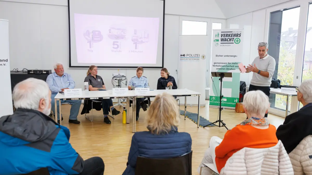 Verkehrsinfo Senioren: Verkehrsinfo-Veranstaltung für Senioren im Treff am See in Böblingen: Die Polizei will weg vom üblichen Senioren-Vortrag und hin zu einer Informations- und Diskussionsrunde. Es werden Fachleute von der Verkehrswacht, Polizeipräsidium und Fahrlehrerverband in der Runde Fragen beantworten. Moderator: Gerhard Puscher, Vorsitzender der Kreisverkehrswacht e.V.
