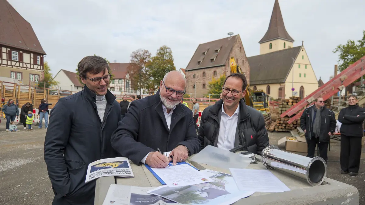 Grundstein: Weil der Stadt Merklingen - Weilderstadt - In Merklingen wird der Grundstein für den neuen Kitakomplex an der Kirchenburg gelegt. Vor den Bauarbeiten mussten hier aufwendige archäologische Grabungsarbeiten durchgeführt werden, wegen der Nähe zur historischen Kirchenburg. Gefunden hat man u.a. ein ganzes Skelett