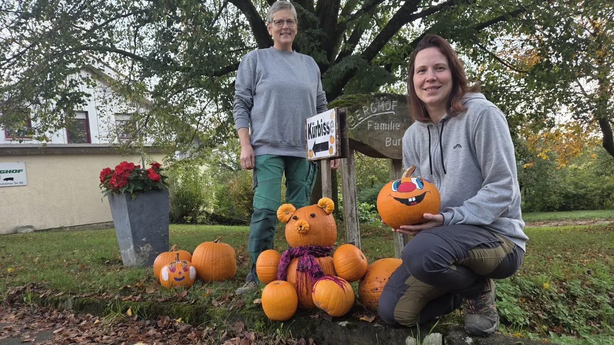 Karin und Daniela Bürle (von links) vom Berghof in Mönsheim. Die Familie baut seit zehn Jahren auch Kürbisse an und verkauft diese an Ständen in der Umgebung.
