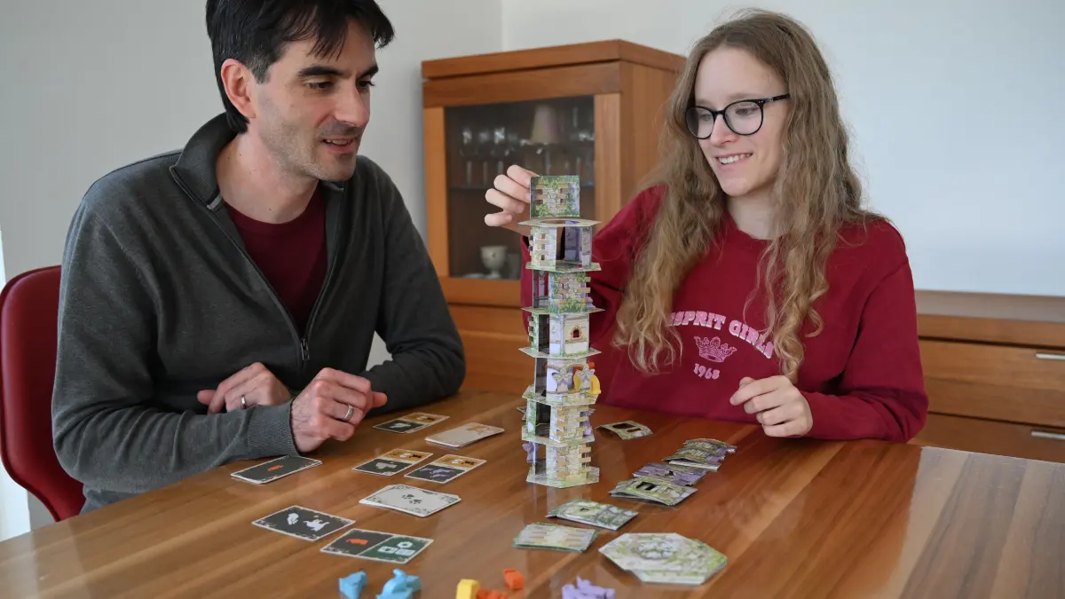 Spielemesse: Je mehr Pappteile und Katzen bei dem Spiel „Cat and the Tower“ auf den Turm gesetzt werden, desto größer wird die Einsturzgefahr.