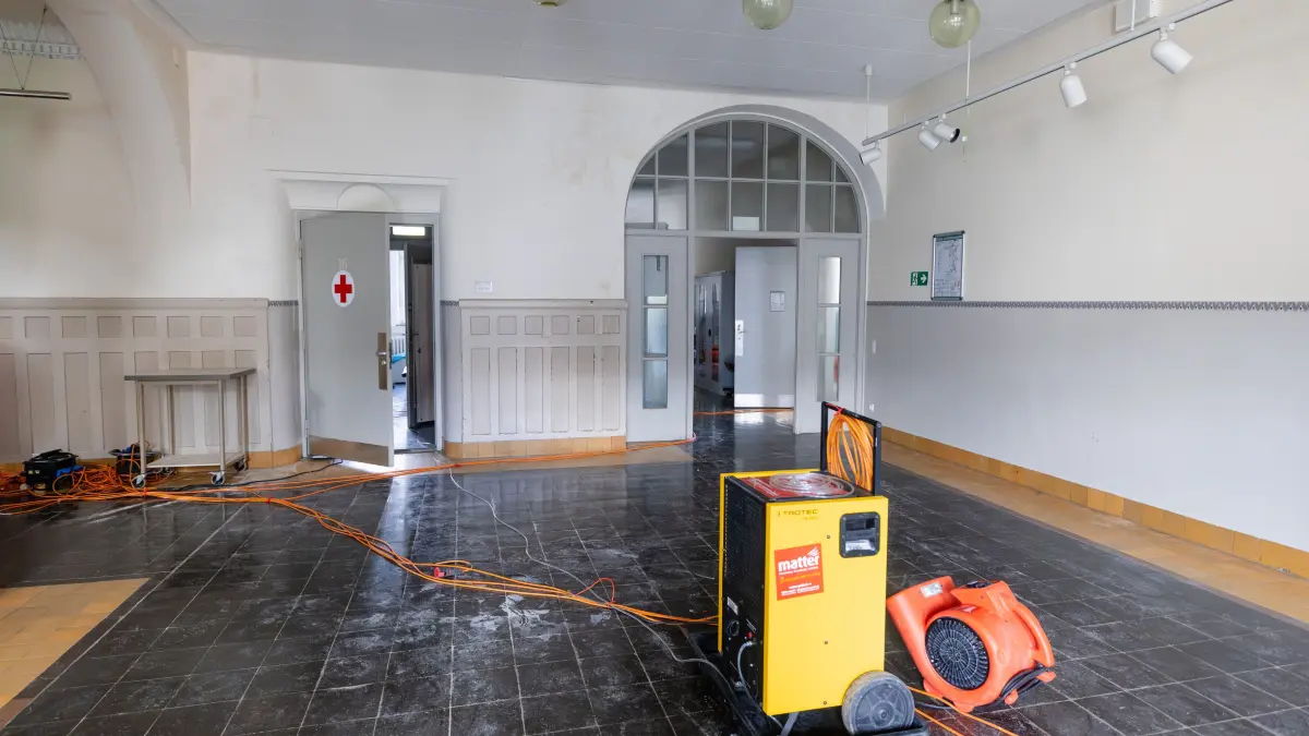 Wasserschaden im Leibniz Gymnasium Feuerbach: 22.10.2026, Stuttgart-Feuerbach: Maschinen zur Trocknen stehen in Fluren und Unterrichtsräumen des Leibniz Gymnasiums. In der Schule hat es einen Wasserschaden gegeben. Foto: Lichtgut/Christoph Schmidt