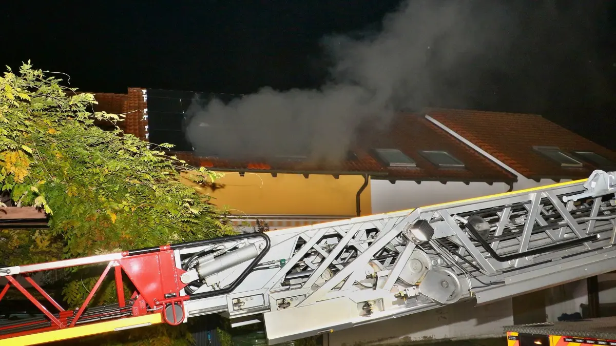22.10.2026: Beii einem Brand in einem Wohngebäude im Schorndorfer Weg in Tamm wurden nach ersten Angaben fünf Bewohner verletzt. Gegen 1:!5 Uhr alarmierte die ILS die Freiwilligen Feuerwehren Tamm und Asperg mit dem Stichwort B4 Feuer/Rauch. Noch vor dem Eintreffen der Feuerwehr mmüssen sich vor Ort dramatische Szenen abgespielt haben. Fünf Bewohner des betroffenen Gebäudes mussten von Nachbarn vom Dach des Hauses bzw. durch einen Lichtschacht aus dem Keller gerettet werden. Beim Eintreffen der ersten Kräfte war das komplette Gebäude stark verraucht. Umgehend drangen mehrere Trupps unter Atemschutz zur Brandbekämpfung und Personensuche ins Gebäude vor. Der Tammer Bürgermeister eilte ebenfalls vor Ort und machte sich ein Bild der Lage. Die ILS hatte auf Grund der zu erwartenden Anzahl an Verletzten MANV 10 (Massenanfall an Verletzen 10 Stück) ausgelöst, daraufhin fuhren mehrere Notärzte und eine Vielzhl an Rettungswagen die Einsatzstelle an. Die fünf Bewohner wurden in die Klinik verbracht, mehrere Nachbarn die zu Hilfe geeilt waren wurden gesichtet.
Foto: KS-Images.de/Andreas Rometsch