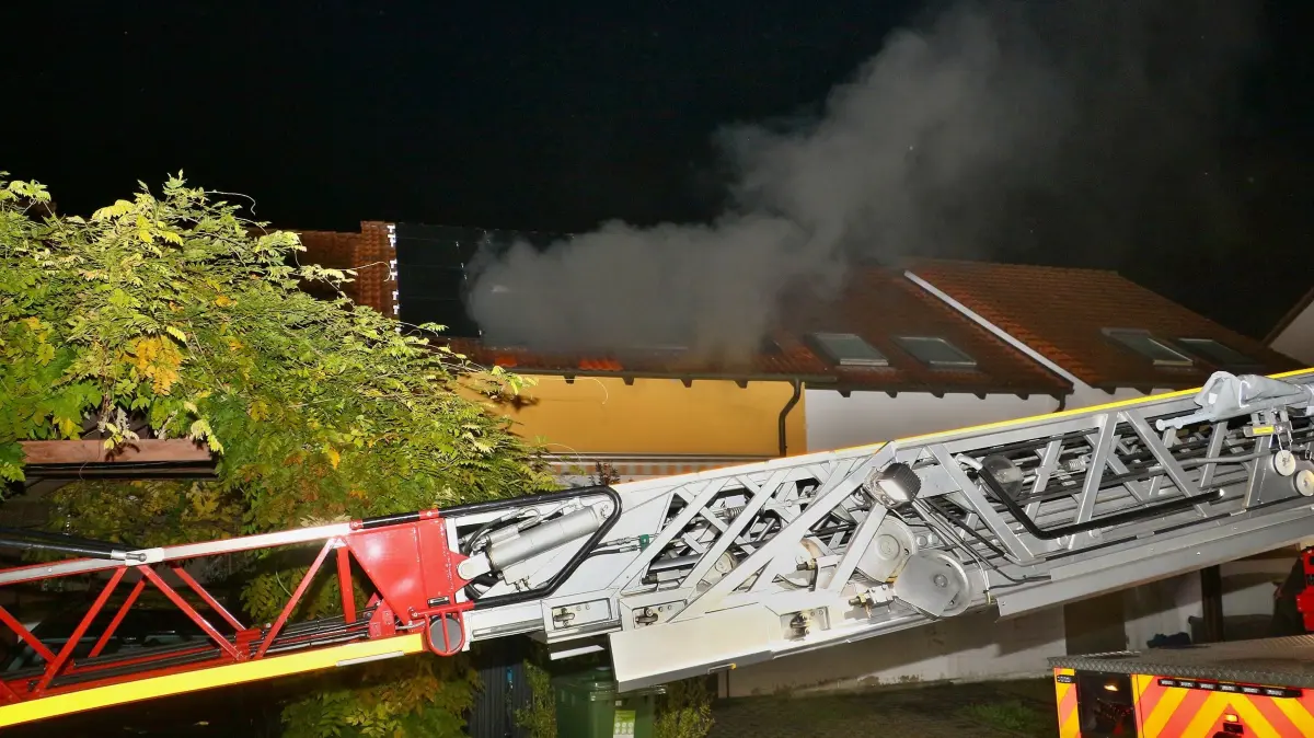 22.10.2026: Beii einem Brand in einem Wohngebäude im Schorndorfer Weg in Tamm wurden nach ersten Angaben fünf Bewohner verletzt. Gegen 1:!5 Uhr alarmierte die ILS die Freiwilligen Feuerwehren Tamm und Asperg mit dem Stichwort B4 Feuer/Rauch. Noch vor dem Eintreffen der Feuerwehr mmüssen sich vor Ort dramatische Szenen abgespielt haben. Fünf Bewohner des betroffenen Gebäudes mussten von Nachbarn vom Dach des Hauses bzw. durch einen Lichtschacht aus dem Keller gerettet werden. Beim Eintreffen der ersten Kräfte war das komplette Gebäude stark verraucht. Umgehend drangen mehrere Trupps unter Atemschutz zur Brandbekämpfung und Personensuche ins Gebäude vor. Der Tammer Bürgermeister eilte ebenfalls vor Ort und machte sich ein Bild der Lage. Die ILS hatte auf Grund der zu erwartenden Anzahl an Verletzten MANV 10 (Massenanfall an Verletzen 10 Stück) ausgelöst, daraufhin fuhren mehrere Notärzte und eine Vielzhl an Rettungswagen die Einsatzstelle an. Die fünf Bewohner wurden in die Klinik verbracht, mehrere Nachbarn die zu Hilfe geeilt waren wurden gesichtet.
Foto: KS-Images.de/Andreas Rometsch