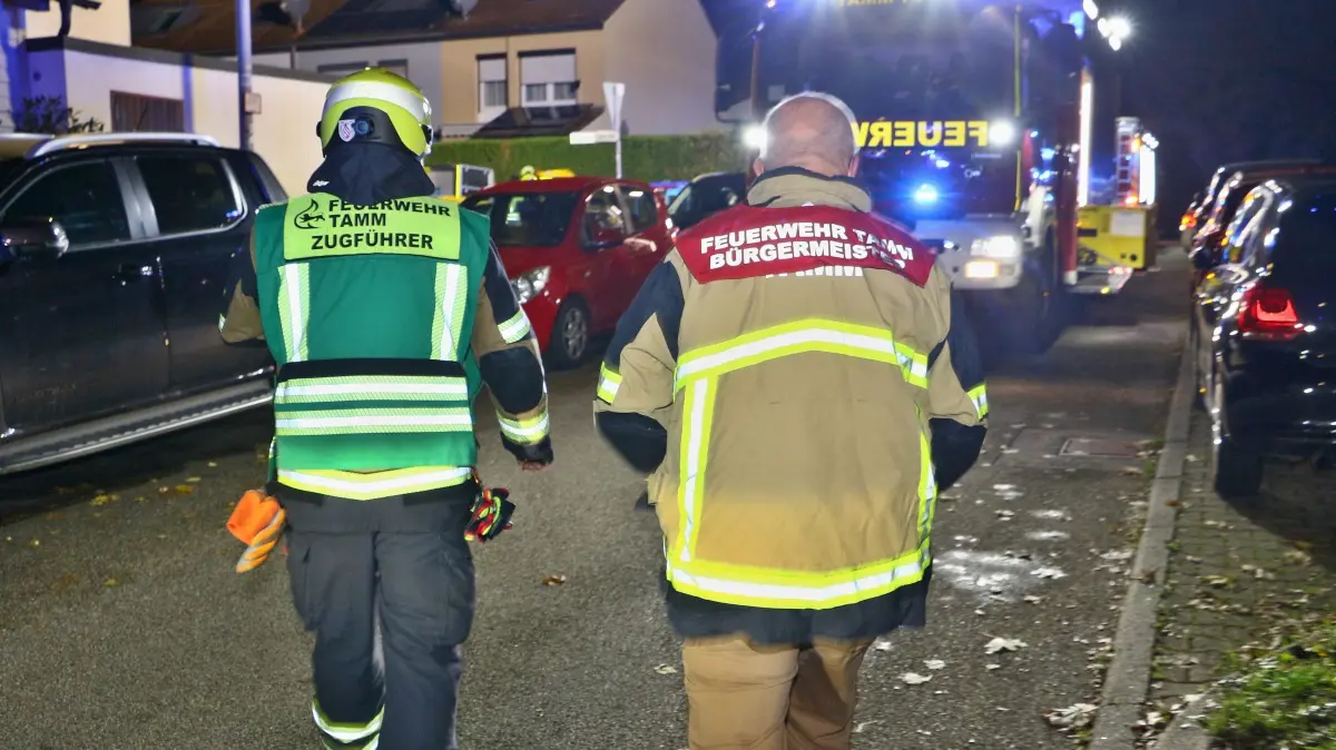 22.10.2026: Beii einem Brand in einem Wohngebäude im Schorndorfer Weg in Tamm wurden nach ersten Angaben fünf Bewohner verletzt. Gegen 1:!5 Uhr alarmierte die ILS die Freiwilligen Feuerwehren Tamm und Asperg mit dem Stichwort B4 Feuer/Rauch. Noch vor dem Eintreffen der Feuerwehr mmüssen sich vor Ort dramatische Szenen abgespielt haben. Fünf Bewohner des betroffenen Gebäudes mussten von Nachbarn vom Dach des Hauses bzw. durch einen Lichtschacht aus dem Keller gerettet werden. Beim Eintreffen der ersten Kräfte war das komplette Gebäude stark verraucht. Umgehend drangen mehrere Trupps unter Atemschutz zur Brandbekämpfung und Personensuche ins Gebäude vor. Der Tammer Bürgermeister eilte ebenfalls vor Ort und machte sich ein Bild der Lage. Die ILS hatte auf Grund der zu erwartenden Anzahl an Verletzten MANV 10 (Massenanfall an Verletzen 10 Stück) ausgelöst, daraufhin fuhren mehrere Notärzte und eine Vielzhl an Rettungswagen die Einsatzstelle an. Die fünf Bewohner wurden in die Klinik verbracht, mehrere Nachbarn die zu Hilfe geeilt waren wurden gesichtet.
Foto: KS-Images.de/Andreas Rometsch