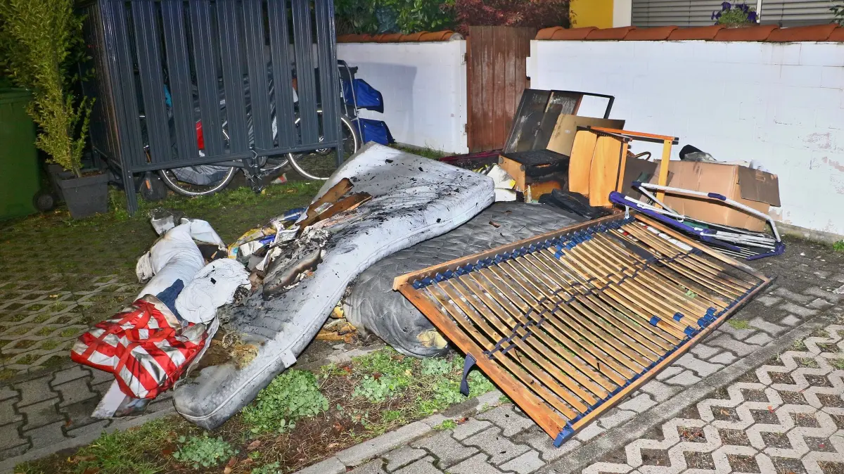 22.10.2026: Beii einem Brand in einem Wohngebäude im Schorndorfer Weg in Tamm wurden nach ersten Angaben fünf Bewohner verletzt. Gegen 1:!5 Uhr alarmierte die ILS die Freiwilligen Feuerwehren Tamm und Asperg mit dem Stichwort B4 Feuer/Rauch. Noch vor dem Eintreffen der Feuerwehr mmüssen sich vor Ort dramatische Szenen abgespielt haben. Fünf Bewohner des betroffenen Gebäudes mussten von Nachbarn vom Dach des Hauses bzw. durch einen Lichtschacht aus dem Keller gerettet werden. Beim Eintreffen der ersten Kräfte war das komplette Gebäude stark verraucht. Umgehend drangen mehrere Trupps unter Atemschutz zur Brandbekämpfung und Personensuche ins Gebäude vor. Der Tammer Bürgermeister eilte ebenfalls vor Ort und machte sich ein Bild der Lage. Die ILS hatte auf Grund der zu erwartenden Anzahl an Verletzten MANV 10 (Massenanfall an Verletzen 10 Stück) ausgelöst, daraufhin fuhren mehrere Notärzte und eine Vielzhl an Rettungswagen die Einsatzstelle an. Die fünf Bewohner wurden in die Klinik verbracht, mehrere Nachbarn die zu Hilfe geeilt waren wurden gesichtet.
Foto: KS-Images.de/Andreas Rometsch