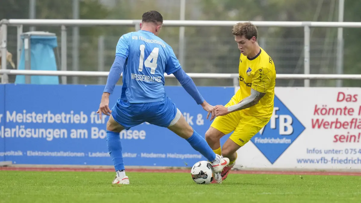 Nicolai Weissenbacher (VfB Friedrichshafen, #14) gegen Maurice Dreher (TSV Ehningen, #11),
GER, VfB Friedrichshafen vs. TSV Ehningen, Fussball, Verbandsliga - Herren, 10. Spieltag, Spielzeit 2026/2027, 17.10.2026
Foto: Eibner-Pressefoto/Maximilian Rist