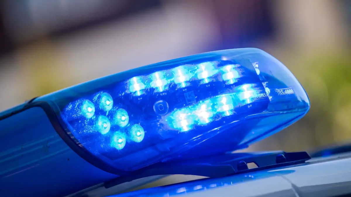 Polizei Symbolbild: Ein Blaulicht ist auf dem Dach eines Polizeifahrzeugs zu sehen. (zu dpa: «Abgestellter Benzinkanister löst Polizei-Großeinsatz aus»)