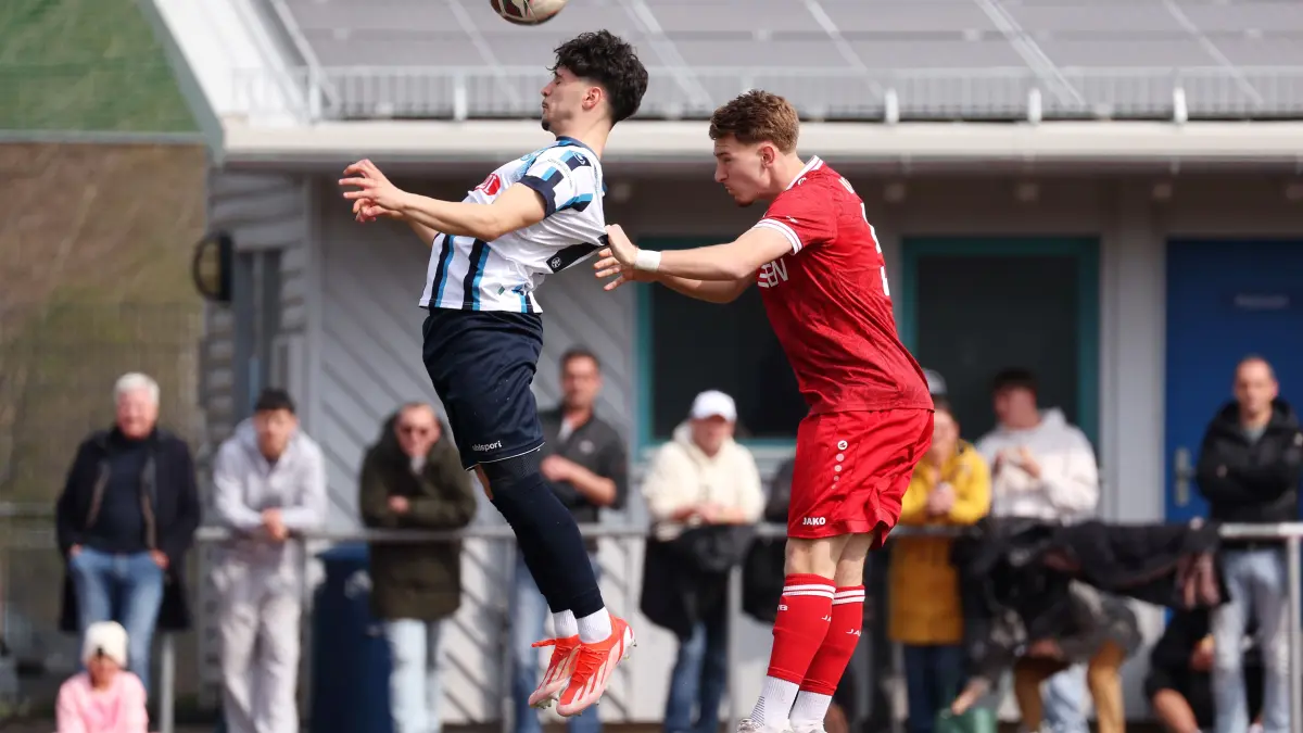 BAU // 21.03.2026, Deutschland, Stuttgart, Fußball U 17 Bundesliga,
SV Stuttgarter Kickers U17 vs. VfB Stuttgart U17, v.l. Gianni Francesco Miolla (Kickers), Tom Brenner (VfB)