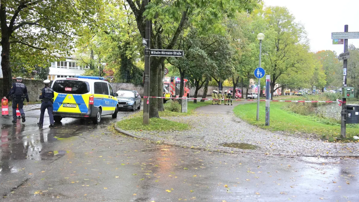 Seit heute morgen ist die Polizei auf der Suche nach einet aelteren Dame die aus ihrem haeuslichen Umfeld vermisst wird. Am Vormittag verlief die Suche mittels Polizeihubschbrauber und Mantrailer der Polizei erfolglos. Seit dem Mittag sind nun mehrere Rettungshundestaffeln sowie Drohnengruppen aus dem Landkreis Boeblingen und den umliegenden Landkreisen unterwegs um nach der Dame zu Suche <br /><br />
Update: Die Suche wurde am Dienstagabend gg 22 Uhr eingestellt. Ob diese heute wieder aufgenommen wird ist nicht bekannt. Bis zu diesem Zeitpunkt wurde die Dame nicht gefunden <br />
Update: Am Mittwoch nachmittag wurde die Feuerwehr Sindelfingen zu einer leblosen Person im Klostersee gerufen. Mittels Boot wurde die Person an Land gebracht. Nach Informationen vor Ort handelt es sich um die gesuchte Dame die leider nur tot geborgen werden konnte.