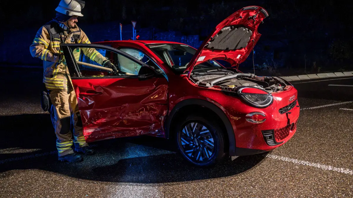 Am spaeten Mittwochabend kam es auf der Doeffinger Strasse im Kreuzungsbereich der Muehlaeckerstrasse zu einem Verkehrsunfall mit zwei beteiligten Pkw.<br />
<br />
Nach ersten Informationen ist der genaue Unfallhergang bislang noch unklar. Mutmasslich koennte es sich um einen Vorfahrtsunfall handeln. Die Polizei hat die Ermittlungen zur Unfallursache aufgenommen.<br />
<br />
Bei dem Zusammenstoss wurden zwei Personen verletzt. Beide Verletzten wurden vom Rettungsdienst in umliegende Krankenhaeuser gebracht.<br />
<br />
Waehrend der Unfallaufnahme musste die Kreuzung teilweise fuer den Verkehr gesperrt werden. Beide beteiligten Fahrzeuge waren nicht mehr fahrbereit und mussten abgeschleppt werden.<br />
<br />
Weitere Informationen zum Unfallhergang und zur Hoehe des entstandenen Sachschadens liegen derzeit noch nicht vor.
