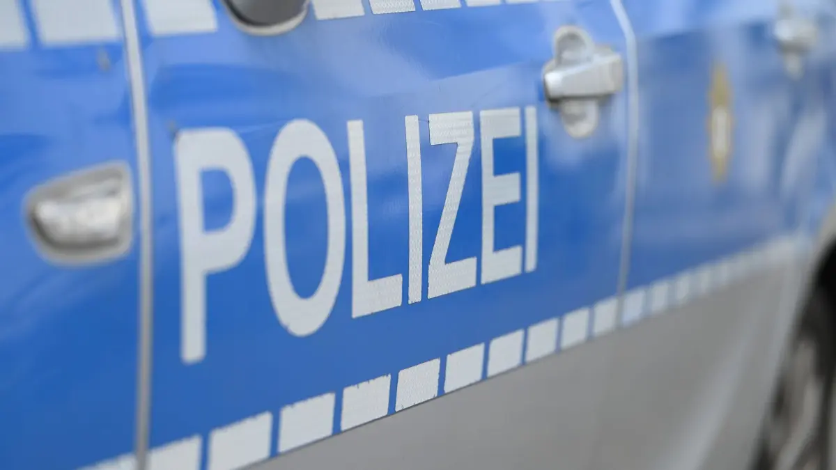Zwei junge Männer erleiden Stichverletzungen: Ein Polizeiwagen steht in Berlin. (zu dpa: «Junge Männer bei Messerattacken in Berlin verletzt»)