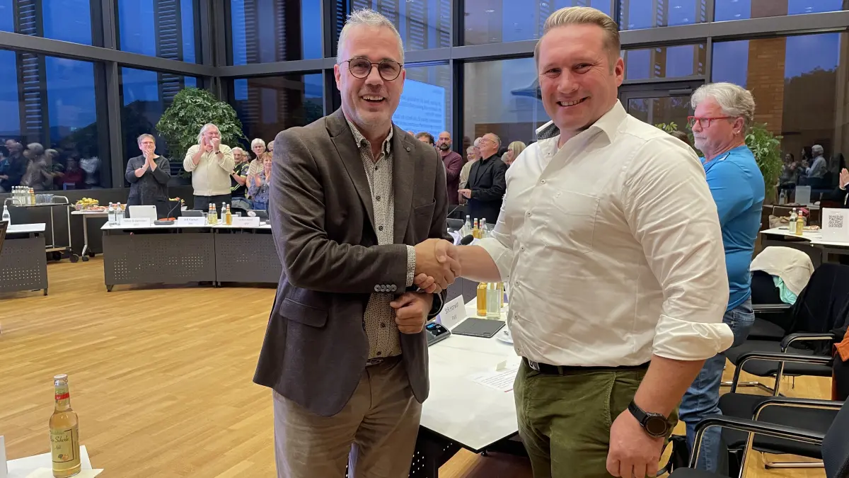 Oberbürgermeister Oliver Marzian (links) gratuliert Nachrücker Tobias Geiger (Freie Wähler) zur Aufnahme in den Gemeinderat.