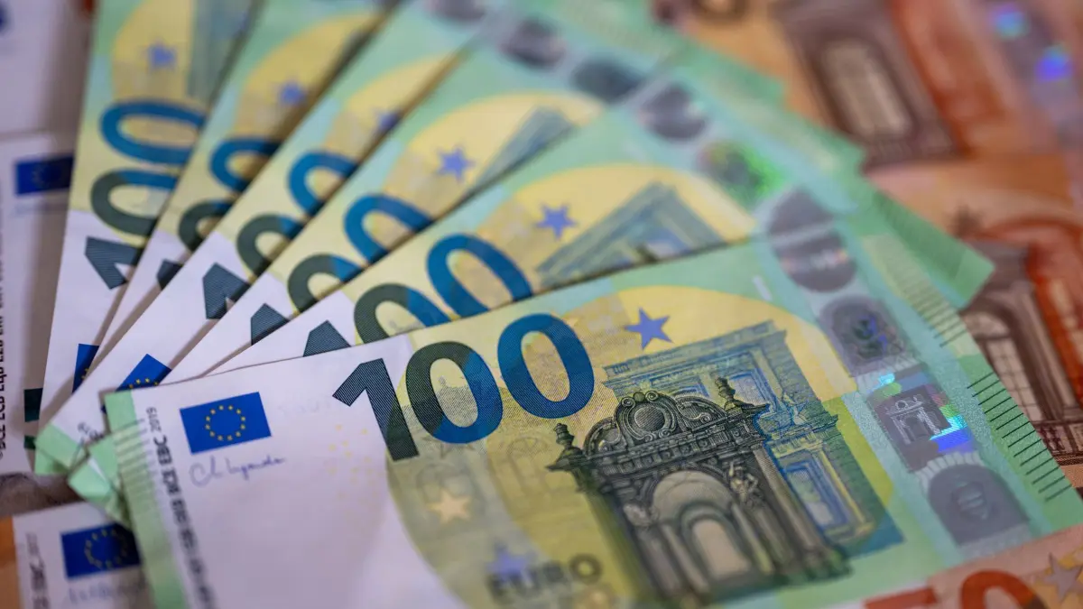 Bargeld: ARCHIV - 21.08.2023, Berlin: Geldscheine mit dem Wert von 100 und 50 Euro liegen auf einem Tisch. (zu dpa: «Beamtenbezüge: Vor Sondersitzung Tauziehen der Fraktionen») Foto: Monika Skolimowska/dpa +++ dpa-Bildfunk +++