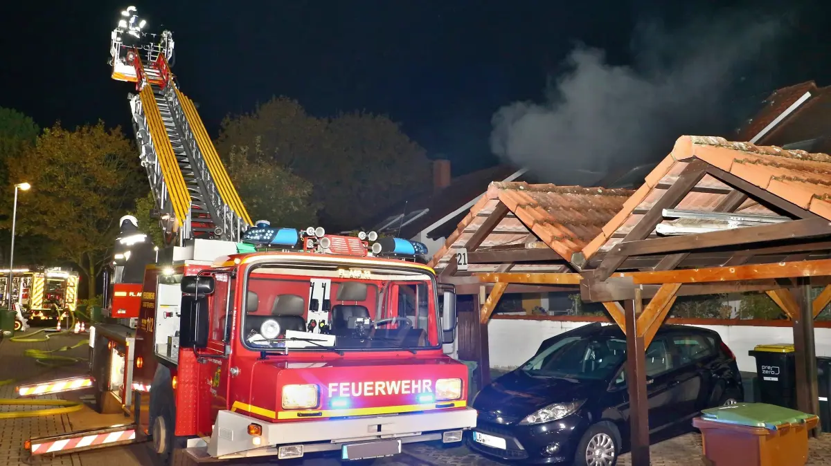 22.10.2026: Beii einem Brand in einem Wohngebäude im Schorndorfer Weg in Tamm wurden nach ersten Angaben fünf Bewohner verletzt. Gegen 1:!5 Uhr alarmierte die ILS die Freiwilligen Feuerwehren Tamm und Asperg mit dem Stichwort B4 Feuer/Rauch. Noch vor dem Eintreffen der Feuerwehr mmüssen sich vor Ort dramatische Szenen abgespielt haben. Fünf Bewohner des betroffenen Gebäudes mussten von Nachbarn vom Dach des Hauses bzw. durch einen Lichtschacht aus dem Keller gerettet werden. Beim Eintreffen der ersten Kräfte war das komplette Gebäude stark verraucht. Umgehend drangen mehrere Trupps unter Atemschutz zur Brandbekämpfung und Personensuche ins Gebäude vor. Der Tammer Bürgermeister eilte ebenfalls vor Ort und machte sich ein Bild der Lage. Die ILS hatte auf Grund der zu erwartenden Anzahl an Verletzten MANV 10 (Massenanfall an Verletzen 10 Stück) ausgelöst, daraufhin fuhren mehrere Notärzte und eine Vielzhl an Rettungswagen die Einsatzstelle an. Die fünf Bewohner wurden in die Klinik verbracht, mehrere Nachbarn die zu Hilfe geeilt waren wurden gesichtet.
Foto: KS-Images.de/Andreas Rometsch