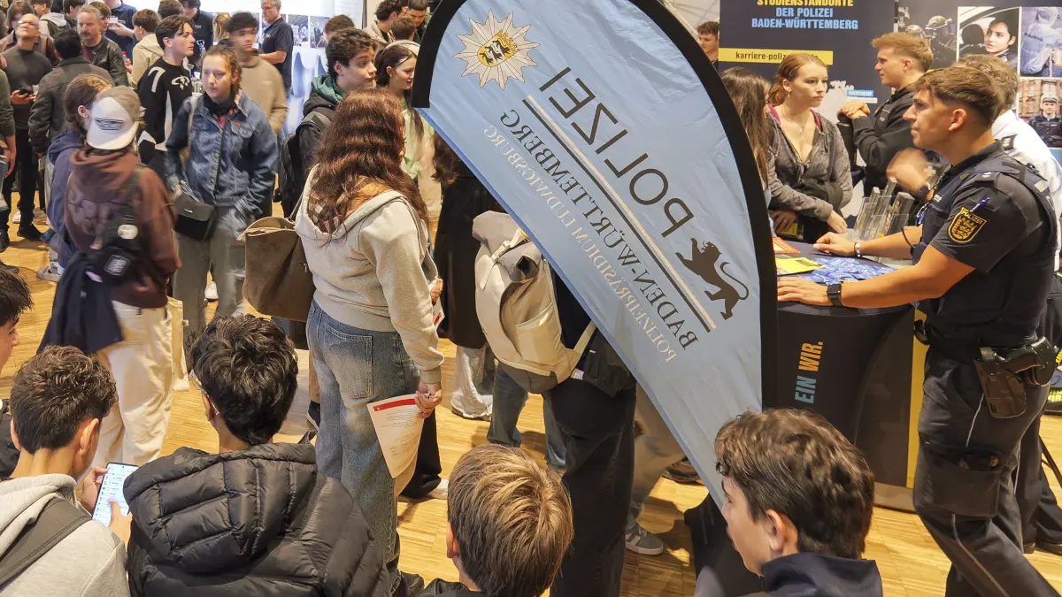 Ausbildungsbörse: Leonberg - Interkommunale Ausbildungsbörse in der Leonberger Stadthalle: Regionale und überregionale Aussteller präsentieren Ausbildungsberufe und duale Studiengänge der Branchen Banken/Versicherungen, Bildung/Weiterbildung/Beratung, Handel, Handwerk, Industrie, Soziales und Verwaltung/Dienstleistung.