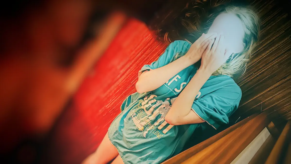 Laura ist 17 und unheilbar krank. Ihr Leben verbringt sie weitestgehend in einem abgedunkelten Raum.