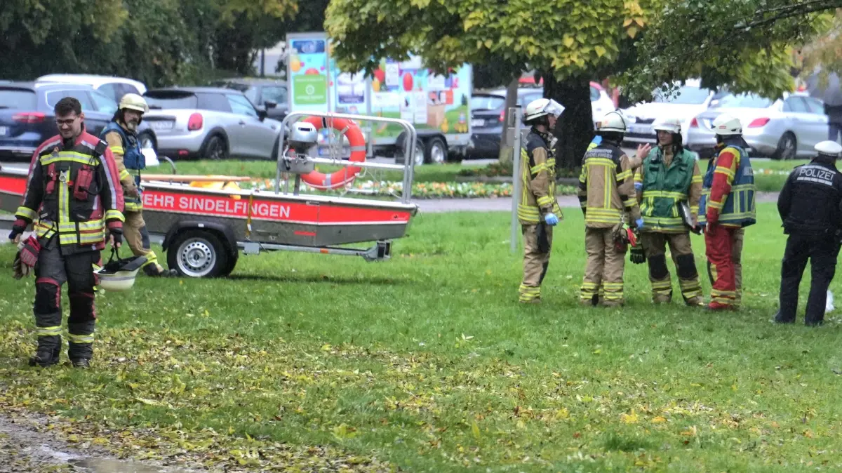 Seit heute morgen ist die Polizei auf der Suche nach einet aelteren Dame die aus ihrem haeuslichen Umfeld vermisst wird. Am Vormittag verlief die Suche mittels Polizeihubschbrauber und Mantrailer der Polizei erfolglos. Seit dem Mittag sind nun mehrere Rettungshundestaffeln sowie Drohnengruppen aus dem Landkreis Boeblingen und den umliegenden Landkreisen unterwegs um nach der Dame zu Suche <br /><br />
Update: Die Suche wurde am Dienstagabend gg 22 Uhr eingestellt. Ob diese heute wieder aufgenommen wird ist nicht bekannt. Bis zu diesem Zeitpunkt wurde die Dame nicht gefunden <br />
Update: Am Mittwoch nachmittag wurde die Feuerwehr Sindelfingen zu einer leblosen Person im Klostersee gerufen. Mittels Boot wurde die Person an Land gebracht. Nach Informationen vor Ort handelt es sich um die gesuchte Dame die leider nur tot geborgen werden konnte.