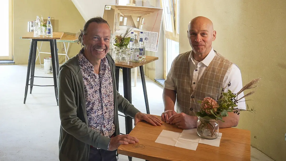 Altstadt: Leonberg - In der Leonberger Altstadt haben Stefan Kausch und Heiko Köppke ein über 100 Jahre altes Haus nicht nur saniert, sondern grundlegend weiterentwickelt. Räume wurden neu geschaffen, Technik und Energieversorgung vollständig neu gedacht und der Ausbau konsequent mit Lehm, Kalk, Holz und natürlichen Materialien umgesetzt. Im Bild: Im Biegel 1, Leonberg, gegenüber Finanzamt