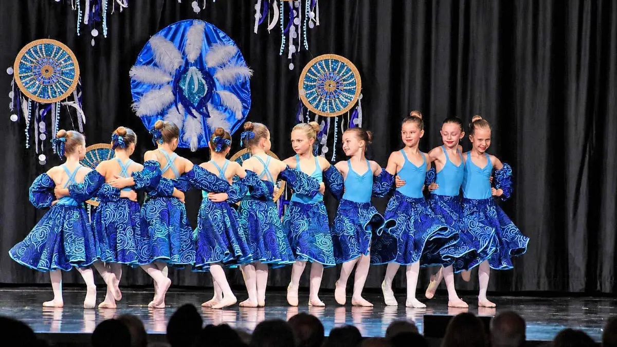 Szene aus der letzten Inszenierung "Träume in Blau“ der Donzdorfer Ballettschule „primaballerina“ in der vollbesetzten Stadthalle .