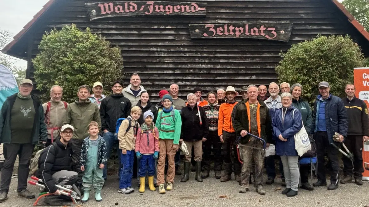 Die freiwilligen Helfer der Landschaftspflegeaktion 2026 kamen zum Abschluss und einem gemeinsamen Mittagessen am Waldjugendzeltplatz zusammen