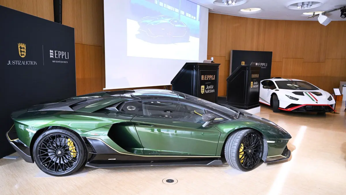 Versteigerung von Luxus-Autos der Justiz Baden-Württemberg: PRODUKTION - 23.10.2026, Baden-Württemberg, Stuttgart: Ein Lamborghini Aventador Ultimae (l) Sportwagen mit einem Startpreis von 380.000 Euro steht in einer Auktionshalle für eine Versteigerung bereit. Rechts steht ein Lamborghini Huracan. Bei der bislang größten Justizauktion des Landes sollen hochpreisige Fahrzeuge und Uhren mit Schätzwerten bis zu 790.000 Euro versteigert werden, die in Strafverfahren sichergestellt und gepfändet wurden. Foto: Bernd Weißbrod/dpa +++ dpa-Bildfunk +++
