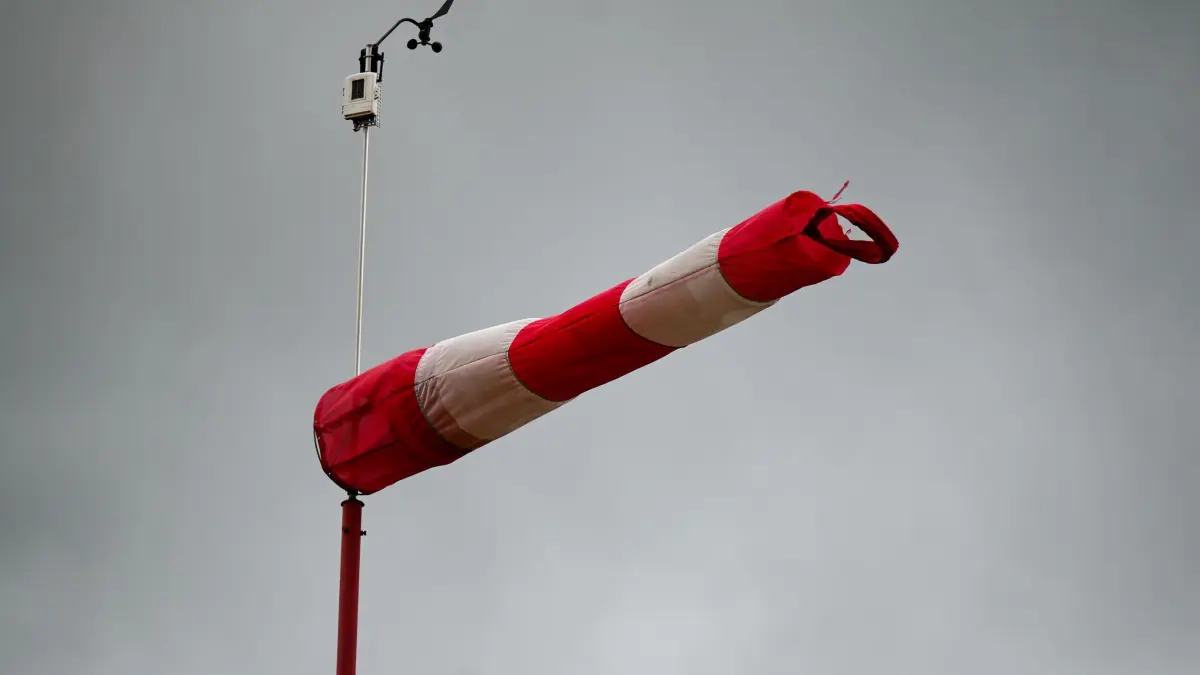 Wetter Symbolbild: Ein Windsack weht. Der Deutsche Wetterdienst warnt für die höchsten Lagen des Harzes vor schwerem Sturm. (zu dpa: «Verletzte und Bahnchaos wegen Sturm - Sonntag droht Orkan»)