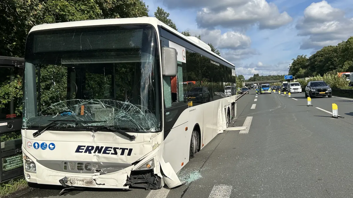 Die Verfolgungsjagd der Polizei führte von Greven auf die A 1 und über die A 30. Kurz hinter der Auffahrt Ibbenbüren-West wurde der Bus von der Polizei zum Stopp gebracht.