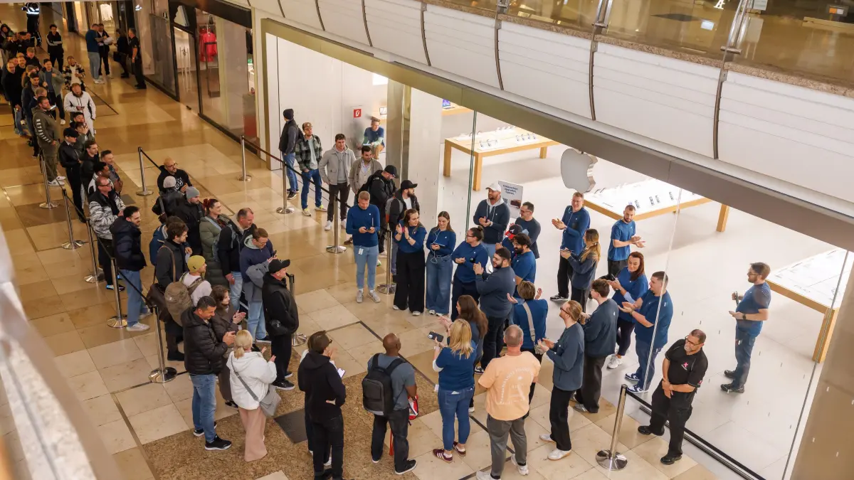Apple Store Sindelfingen: Die Schlange für das iPhone Duo ist 60 Meter ...