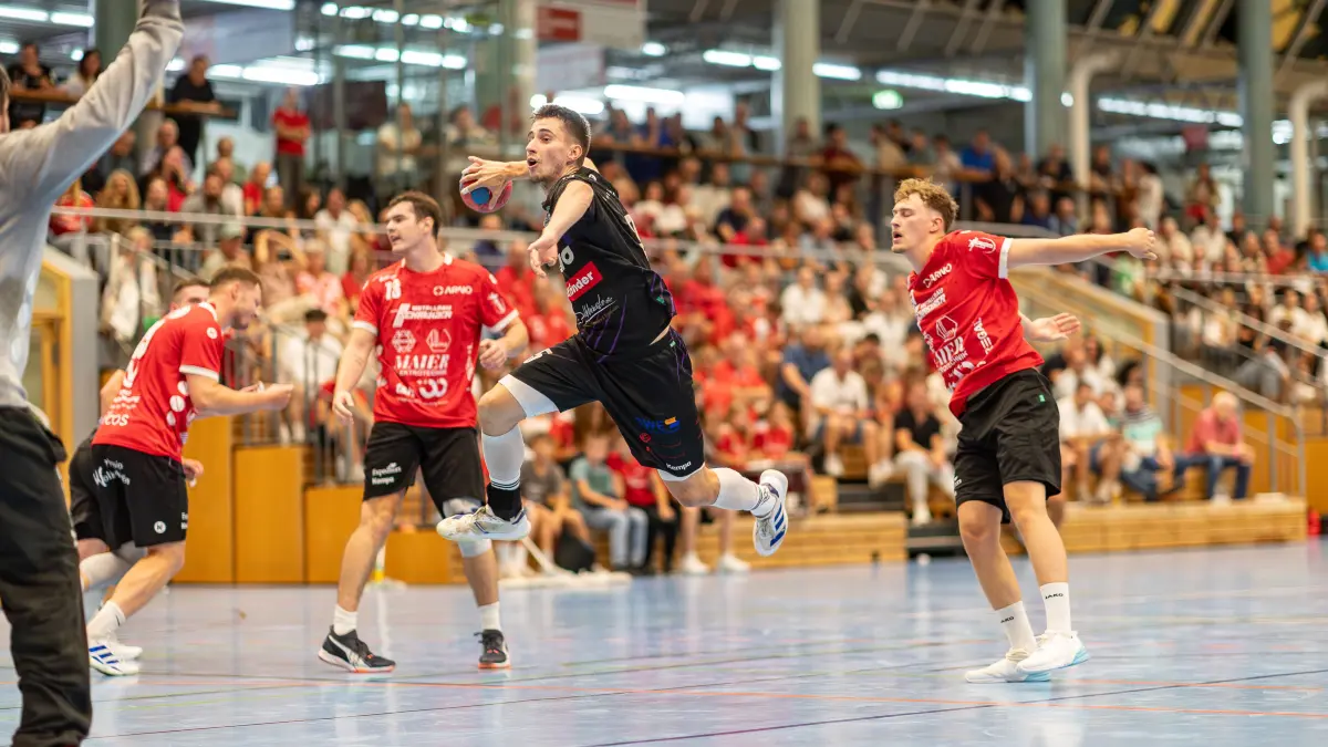 Volle Ränge, spannendes Spiel, glücklicher Wolfschlugner Sieg und in dieser Szene Berghandballer Noah Herda beim Wurf - so war das Derby am Anfang der vergangenen Saison.