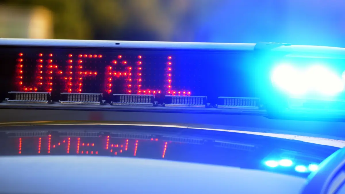 Symbolbild - Polizei sichert Unfallstelle: Auf einem Polizeifahrzeug warnt eine Leuchtschrift vor einer Unfallstelle. (zu dpa: «Autos ineinandergeschoben - über 100.000 Euro Schaden»)